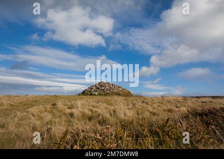 Un cairn de petites pierres au sommet d'une colline sur le chemin côtier sud-ouest Banque D'Images