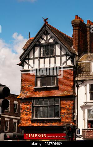 Bâtiment à colombages et briques au 33 Blue Boar Row sur la place du marché de Salisbury, en Angleterre. Banque D'Images