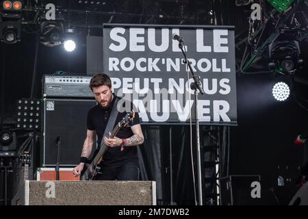 Bassiste du groupe de rock Storm Orchestra sur scène Banque D'Images