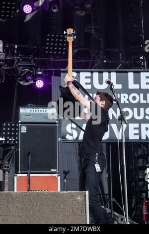 Bassiste du groupe de rock Storm Orchestra sur scène Banque D'Images