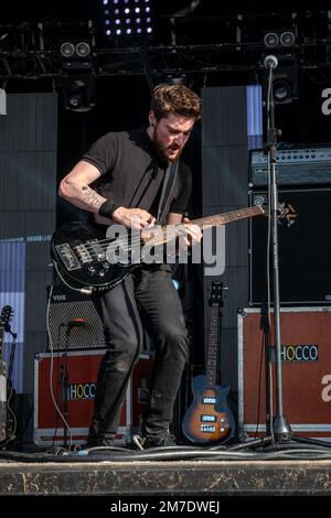 Bassiste du groupe de rock Storm Orchestra sur scène Banque D'Images