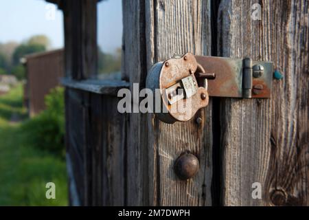 Un hangar sur une allotement verrouillé carseentilly avec un vieux cadenas rouillé. Banque D'Images