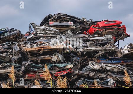 Voitures empilées sur un chantier naval dans la région de Mazowsze en Pologne Banque D'Images