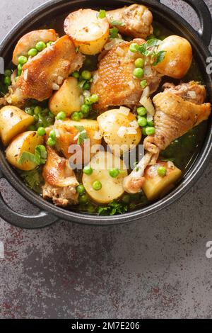 Le Vésuve de poulet est un plat typiquement italien-américain pour le poulet cuit avec des pommes de terre, des petits pois, de la sauce au vin blanc et des assaisonnements dans une poêle à frire sur Banque D'Images