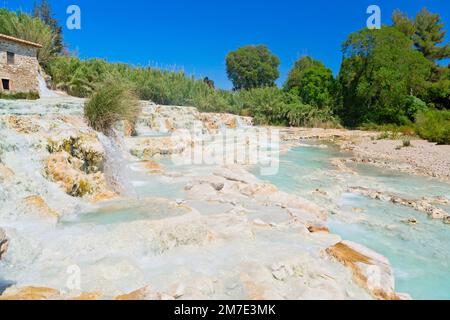 Les magnifiques sources thermales naturelles de Saturnia Cascate del Mulino, Grosseto, Toscane, Italie, Banque D'Images