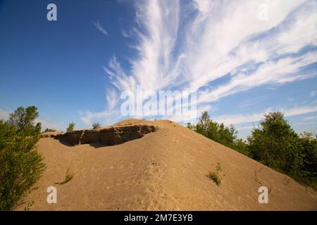 Gravier de construction de dépôts paysage avec des nuages Banque D'Images
