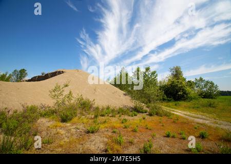Gravier de construction de dépôts paysage avec des nuages Banque D'Images