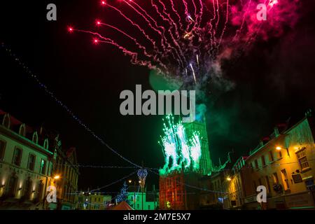 Les lumières de Noël sont activées par l'actrice Lisa Maxwell Cirencester, au Royaume-Uni, et pour couronner le soir des feux d'artifice sont lancés depuis la tour de l'église de Saint John The Baptist sur la place du marché de la ville - Cirencester, Gloucestershire, Royaume-Uni. Banque D'Images