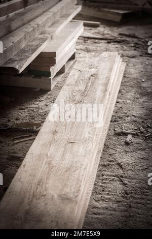 Un atelier de fabrication de meubles et de menuiserie avec des planches en bois et des copeaux de bois. Banque D'Images