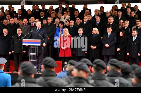 9 janvier 2023, Sarajevo, Sarajevo, Bosnie-Herzégovine: Le Président de la République de Srpska Milorad Dodik a prononcé son discours au cours de la cérémonie marquant le défilé de 'Day of Republic Srpska', à Istocno Sarajevo, sur le 9 janvier 2023, en défiant une interdiction légale de 2016 et en colère des musulmans bosniaques qui la considèrent comme une provocation. Les musulmans de Bosnie s'opposent à cet événement car il marque la création d'une « république du bra » en Bosnie sur 9 janvier 1992, trois mois avant une guerre ethnique qui a coûté la vie à 100 000 000 personnes et déplacé plus de deux millions de personnes. (Image de crédit : © Amel Emric/ZUMA Press Wire) Banque D'Images