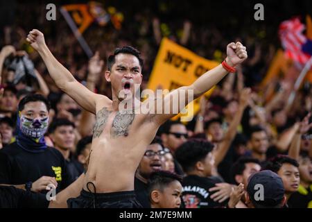 Kuala Lumpur, Malaisie. 07th janvier 2023. Les fans malaisiens applaudissent lors du match de la coupe Mitsubishi Electric AFF 2022 entre la Malaisie et la Thaïlande au stade national Bukit Jalil. Note finale; Malaisie 1:0 Thaïlande. Crédit : SOPA Images Limited/Alamy Live News Banque D'Images