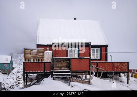 Maisons colorées accrochant au flanc de la montagne dans la ville d'Uummannaq, à l'ouest du Groenland. Banque D'Images