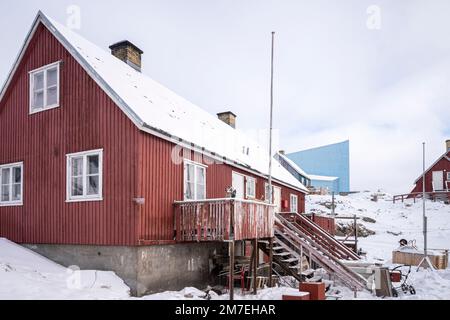 Maisons colorées accrochant au flanc de la montagne dans la ville d'Uummannaq, à l'ouest du Groenland. Banque D'Images