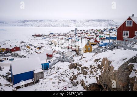 Maisons colorées accrochant au flanc de la montagne dans la ville d'Uummannaq, à l'ouest du Groenland. Banque D'Images