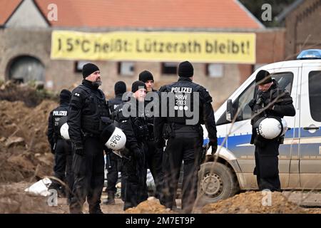 Erkelenz, Allemagne. 09th janvier 2023. Les policiers sécurisent la zone près de la mine de lignite à fosse ouverte Garzweiler II. Lützerath doit être extrait pour agrandir la mine de lignite à ciel ouvert Garzweiler II. Credit: Federico Gambarini/dpa/Alay Live News Banque D'Images