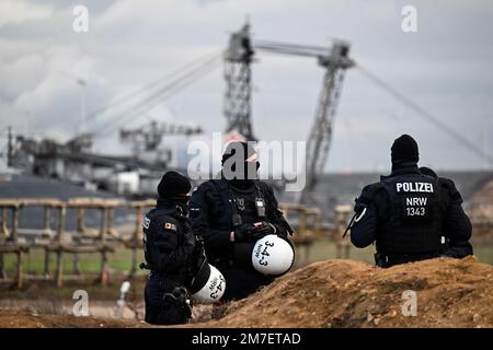 Erkelenz, Allemagne. 09th janvier 2023. Les policiers sécurisent la zone près de la mine de lignite à fosse ouverte Garzweiler II. Lützerath doit être extrait pour agrandir la mine de lignite à ciel ouvert Garzweiler II. Credit: Federico Gambarini/dpa/Alay Live News Banque D'Images