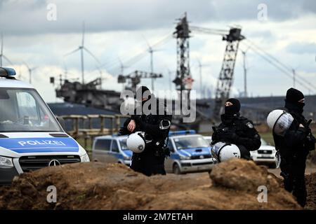 Erkelenz, Allemagne. 09th janvier 2023. Les policiers sécurisent la zone près de la mine de lignite à fosse ouverte Garzweiler II. Lützerath doit être extrait pour agrandir la mine de lignite à ciel ouvert Garzweiler II. Credit: Federico Gambarini/dpa/Alay Live News Banque D'Images