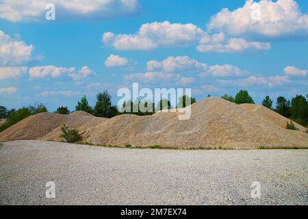 Gravier de construction de dépôts paysage avec des nuages Banque D'Images