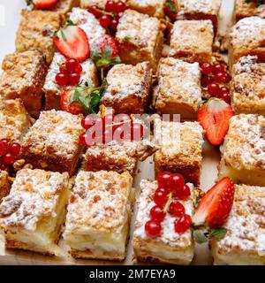 Les pommes émietter de petites tartes avec des fraises et des canneberges rouges Banque D'Images