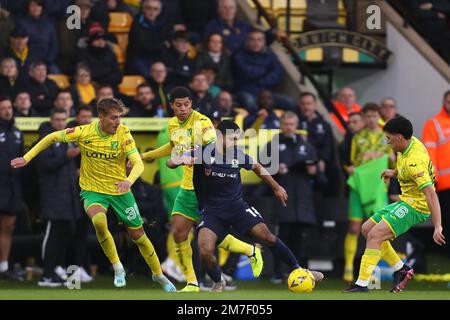 Dilan Markanday de Blackburn Rovers en action avec Gabriel Sara, Dimitris Giannoulis et Marcelino Nunez de Norwich City - Norwich City v Blackburn Rovers, The Emirates FA Cup troisième tour, Carrow Road, Norwich, Royaume-Uni - 8th janvier 2023 usage éditorial uniquement - restrictions DataCo applicables Banque D'Images