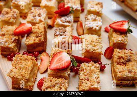 Les pommes émietter de petites tartes avec des fraises et des canneberges rouges Banque D'Images
