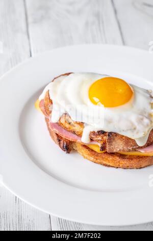 Croque madame sandwich chaud fait avec du jambon, des oeufs et du fromage Banque D'Images