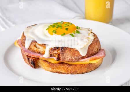 Croque madame sandwich chaud fait avec du jambon, des oeufs et du fromage Banque D'Images