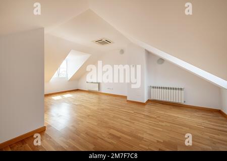 Cette chambre spacieuse située au rez-de-chaussée d''une maison unifamiliale est dotée de puits de lumière et de radiateurs en aluminium Banque D'Images