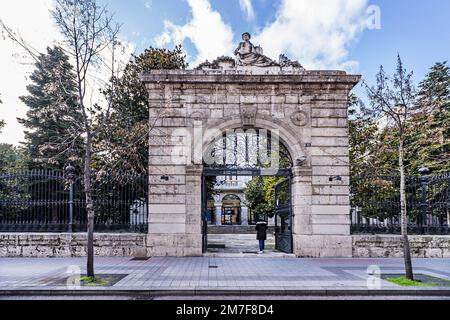 Porte monumentale en pierre d'une clôture en métal de fer forgé à l'entrée d'une ferme avec un petit palais à l'intérieur Banque D'Images