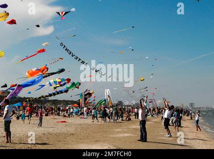 Artevento est le festival international de cerf-volant. Il est célébré chaque année en avril au bord de la mer sur la plage de Cervia, en Italie Banque D'Images