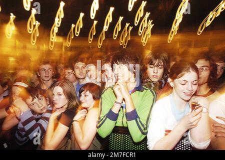 Foule pour LES COURSES au stade international de Cardiff, 3 décembre 2003. Photo: ROB WATKINS Banque D'Images