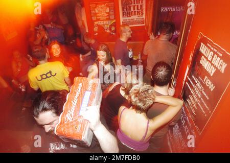 CONCERT SWEATY CLUB, 2003 : foule dans un bar et boire et regarder la performance au concert Sweaty Summer Super Furry Animals au MS1 Club de Cardiff, juin 27 2003. Photo : ROB WATKINS Banque D'Images