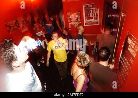 CONCERT SWEATY CLUB, 2003 : foule dans un bar et boire et regarder la performance au concert Sweaty Summer Super Furry Animals au MS1 Club de Cardiff, juin 27 2003. Photo : ROB WATKINS Banque D'Images