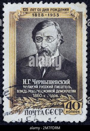 URSS - VERS 1953: Timbre-poste 40 kopeck imprimé en Union soviétique montre le portrait du critique Nikolai Chernyshevsky. Série de timbres de poste consacrée à 12 Banque D'Images