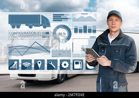 Manager avec une tablette numérique à côté des camions. Gestion de parc Banque D'Images