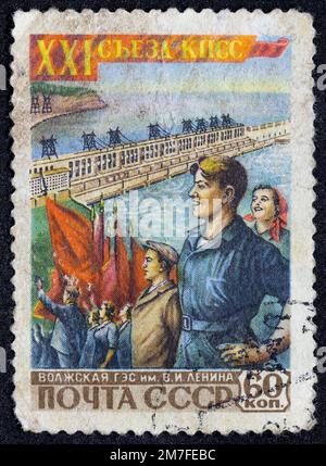 URSS - VERS 1959: Timbre-poste 4 kopeck imprimé en Union soviétique montre la station hydroélectrique Volga nommée d'après Lénine et le peuple. Série de timbres-poste Banque D'Images