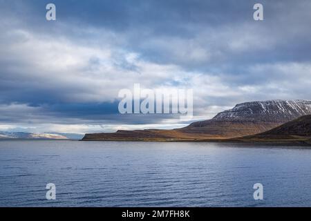 La lumière du matin sur le fjord Isafjardjup dans le nord de l'Islande Banque D'Images