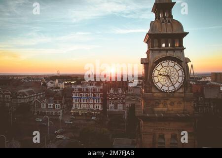 Southport, Angleterre, Royaume-Uni - 27th mai, 2018: Toits avec toile de fond coucher de soleil dans la célèbre ville côtière Southport Banque D'Images