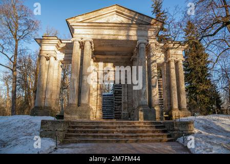 Le portail 'Mask' et la maison Birch dans le parc Gatchina. Leningrad Region, Russie Banque D'Images