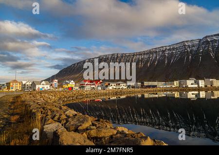 La petite ville d'Isafjarbaer dans le fjord d'Isafjardjup, dans le nord de l'Islande Banque D'Images