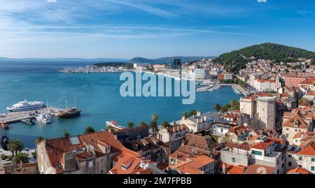 Vue aérienne de la vieille ville de Split avec port à Sunny Day, Croatie Banque D'Images