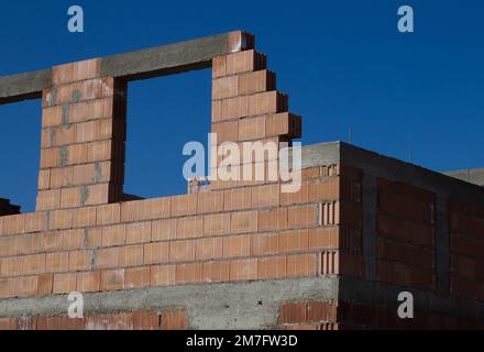 Maison unifamiliale faite de blocs creux ou de briques. Nouveau bâtiment indépendant non fini en construction. Banque D'Images