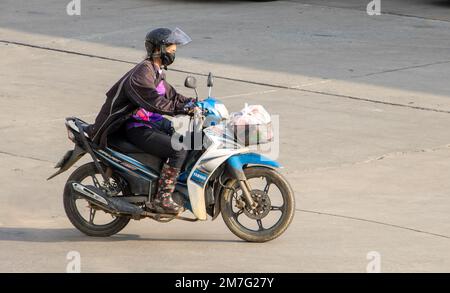 SAMUT PRAKAN, THAÏLANDE, FÉVRIER 23 2022, Une femme avec casque fait une moto Banque D'Images