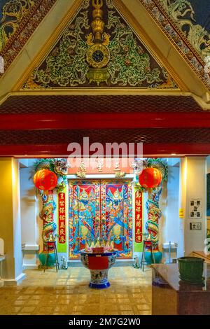 Bangkok, Thaïlande. 10th mai 2022. L'entrée du sanctuaire du roi Taksin, décoré de dragons et de gardes aux portes, se trouve à Bangkok, en Thaïlande. Banque D'Images