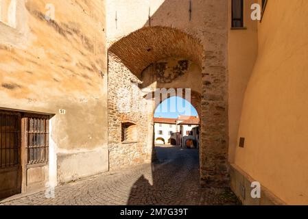 Peveragno, Cuneo, Italie - 09 janvier 2023: Arche du Ricetto ancien portail d'entrée du castrum (abri) d'origine médiévale (14th siècle) dans Banque D'Images