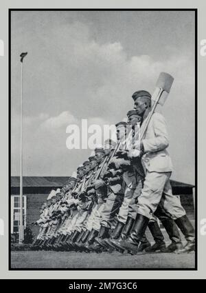 RAD Vintage Nazis Recruitment Reich Labor Service (Reichsarbeitsdienst; RAD) était une organisation établie en Allemagne nazie pour aider à atténuer les effets du chômage sur l'économie allemande, militariser la main-d'œuvre et l'endoctriner avec l'idéologie nazie. C'était le service officiel du travail de l'État, des sections séparées pour les hommes et les femmes. À partir de 1935, les hommes âgés de 18 à 25 ans peuvent avoir servi six mois avant leur service militaire. Au cours de la Seconde Guerre mondiale, le service obligatoire comprenait également des jeunes femmes et la DAR a développé une formation auxiliaire qui a fourni un soutien à l'Armée de Wehrmacht Banque D'Images