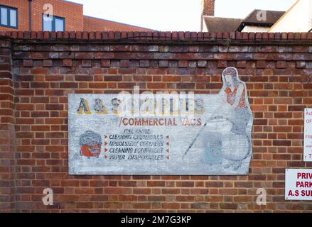 Ancienne affiche sur un mur à Letchworth pour la société fournissant des produits de nettoyage Banque D'Images