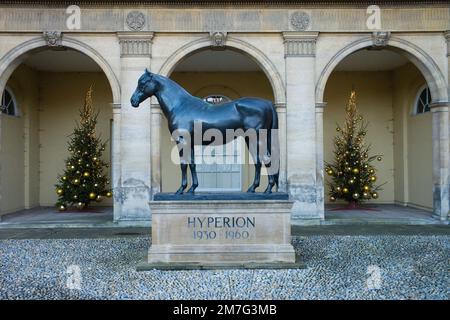 Statue LifeSize de John Skeaping à Hyperion le cheval de course à l'extérieur du Jockey Club à Newmarket Banque D'Images