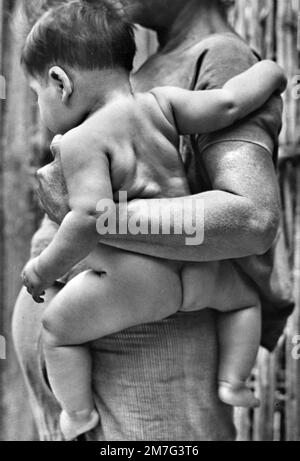Mère et enfant, Tehuantepec, Oaxaca, Mexique par le photographe américain Tina Modotti (né Assunta Adelaide Luigia Modotti Mondini, 1896-1942), c. 1929 Banque D'Images