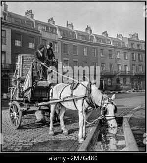 WW2 livraisons par monospace de livraison tiré par des chevaux des chemins de fer de Londres, Midland et Scottish ont interrompu dans une place à Bloomsbury en 1943 pour permettre au cheval de prendre un verre dans un creux dédié à cheval, l'un des nombreux ponctués autour de Londres Banque D'Images